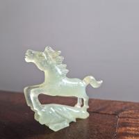 Cavallo rampante in pietra dura verde – scultura d