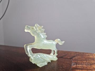 Cavallo rampante in pietra dura verde – scultura d