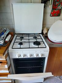 Cucina a gas 4 fuochi con forno