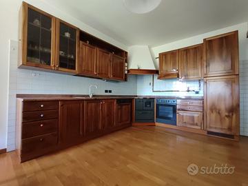 Cucina noce massello con elettrodomestici smontata