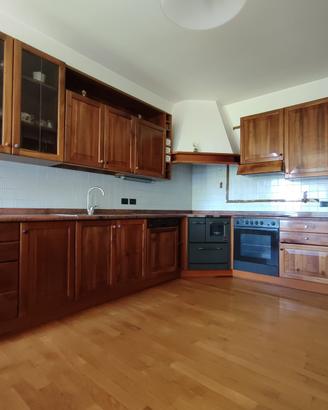 Cucina noce massello con elettrodomestici smontata