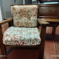 2 poltrone in legno con imbottitura