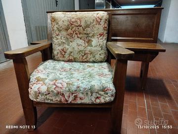 2 poltrone in legno con imbottitura