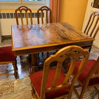 Tavolo e sedie in noce