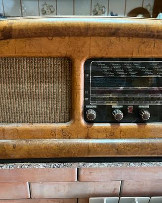 Radio antica in radica