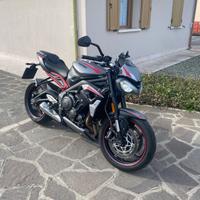 Moto triumph street triple R 765