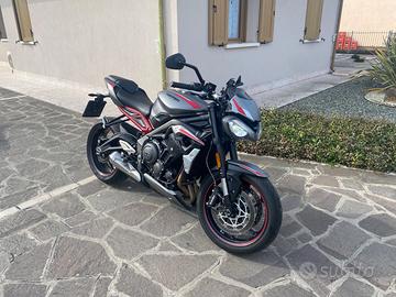 Moto triumph street triple R 765