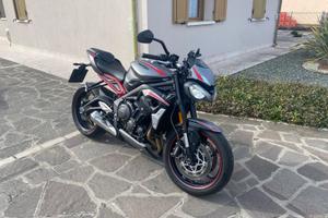 Moto triumph street triple R 765