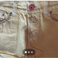 mostro vari pantaloni e pantaloncini