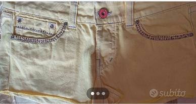 mostro vari pantaloni e pantaloncini