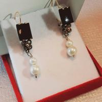 Orecchini oro 18kt con onice, perle e brillantini.