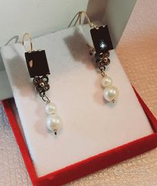 Orecchini oro 18kt con onice, perle e brillantini.
