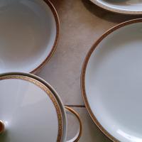 Elegante Servizio da Tavola in Porcellana con Rifi