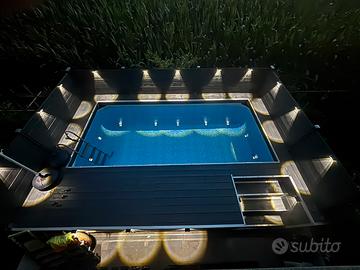 Piscina con contenitore