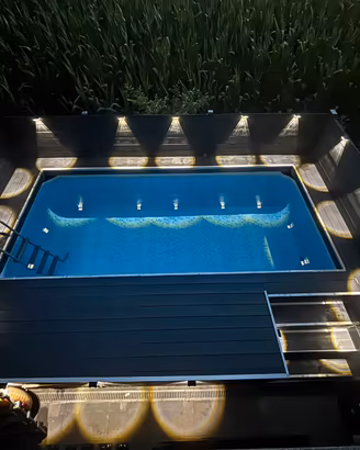 Piscina con contenitore