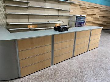 ARREDAMENTO PER LOCALE COMMERCIALE