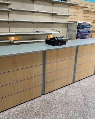 ARREDAMENTO PER LOCALE COMMERCIALE
