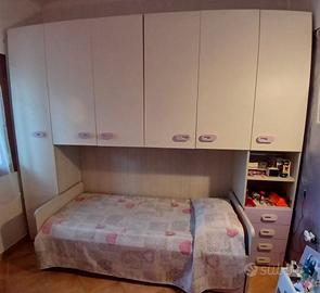 Cameretta bianco-viola € 500,00