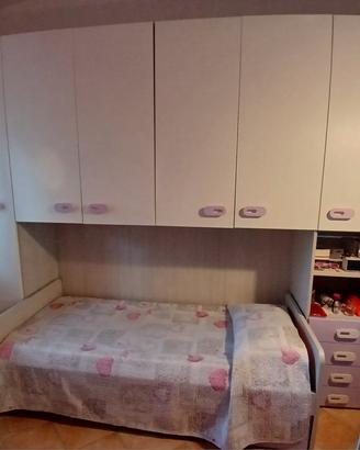 Cameretta bianco-viola € 500,00