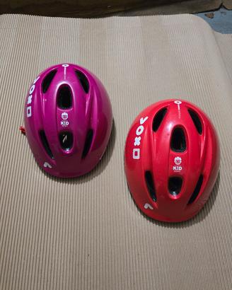 Coppia di caschi per bici.