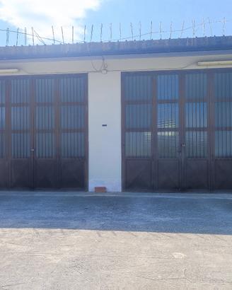 Locale con Piazzale