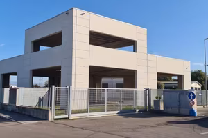 Immobile di 666 m² con 1 locale a Rivolta d'Adda