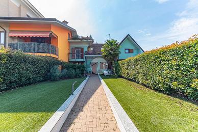 VILLA A SCHIERA A UBOLDO