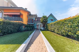 VILLA A SCHIERA A UBOLDO