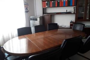 Tavolo riunioni in radica di noce