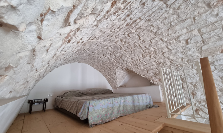 Monolocale in pietra soppalcato