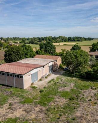 Immobile di 929 m² a Budrio