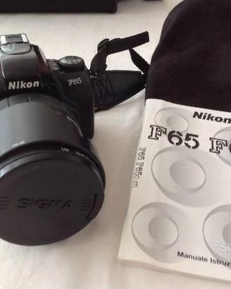 Macchina fotografica Nikon F65 con ZOOM SIGMA 28: