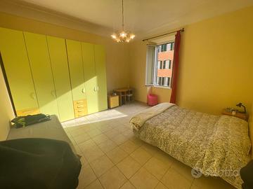 Ampia stanza singola arredata