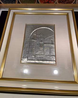 Cornice con scultura in argento