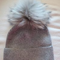cappello lana con pon pon di pelliccia