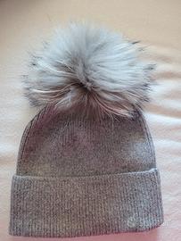 cappello lana con pon pon di pelliccia