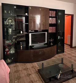 Parete attrezzata e tavolinetto da salotto