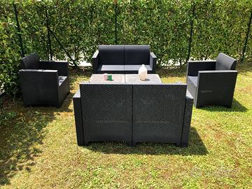 Set salottino + set identico in omaggio