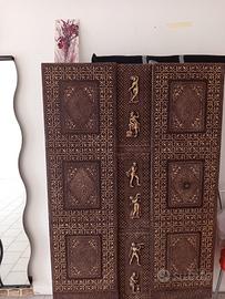 Armadio  guardaroba stile neoclassico con rilievoi