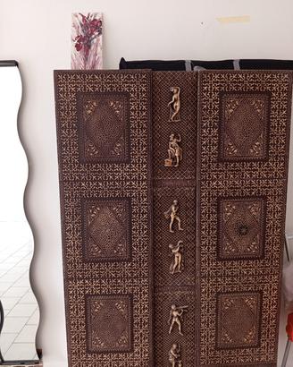 Armadio  guardaroba stile neoclassico con rilievoi