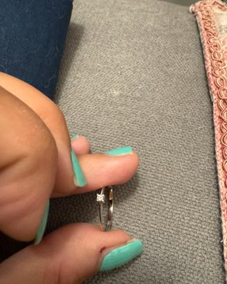 Anello in oro bianco con diamante