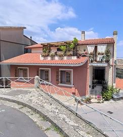 Villa di 395 mq con terrazza e garage a Buccheri