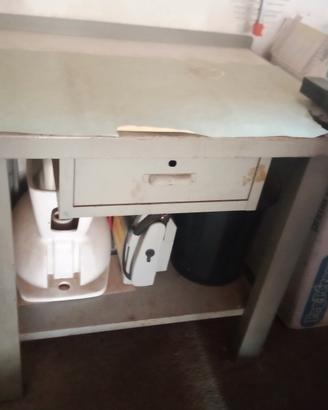 banco da lavoro metallico con cassetto e morsa