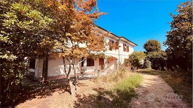 Villa di 390 m² con più di 5 locali e posto auto a