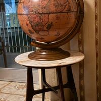 tavolino antico compreso di mappamondo