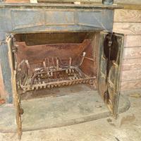 camino a legna in ghisa