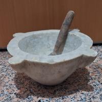 mortaio in marmo con pestello in legno