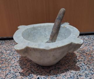 mortaio in marmo con pestello in legno