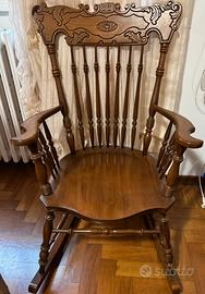 Sedia a Dondolo in legno intagliato