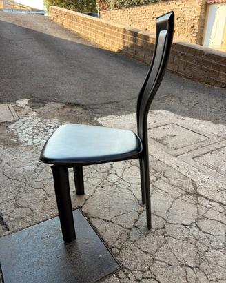 Sedia da pranzo moderna in ecopelle scura
